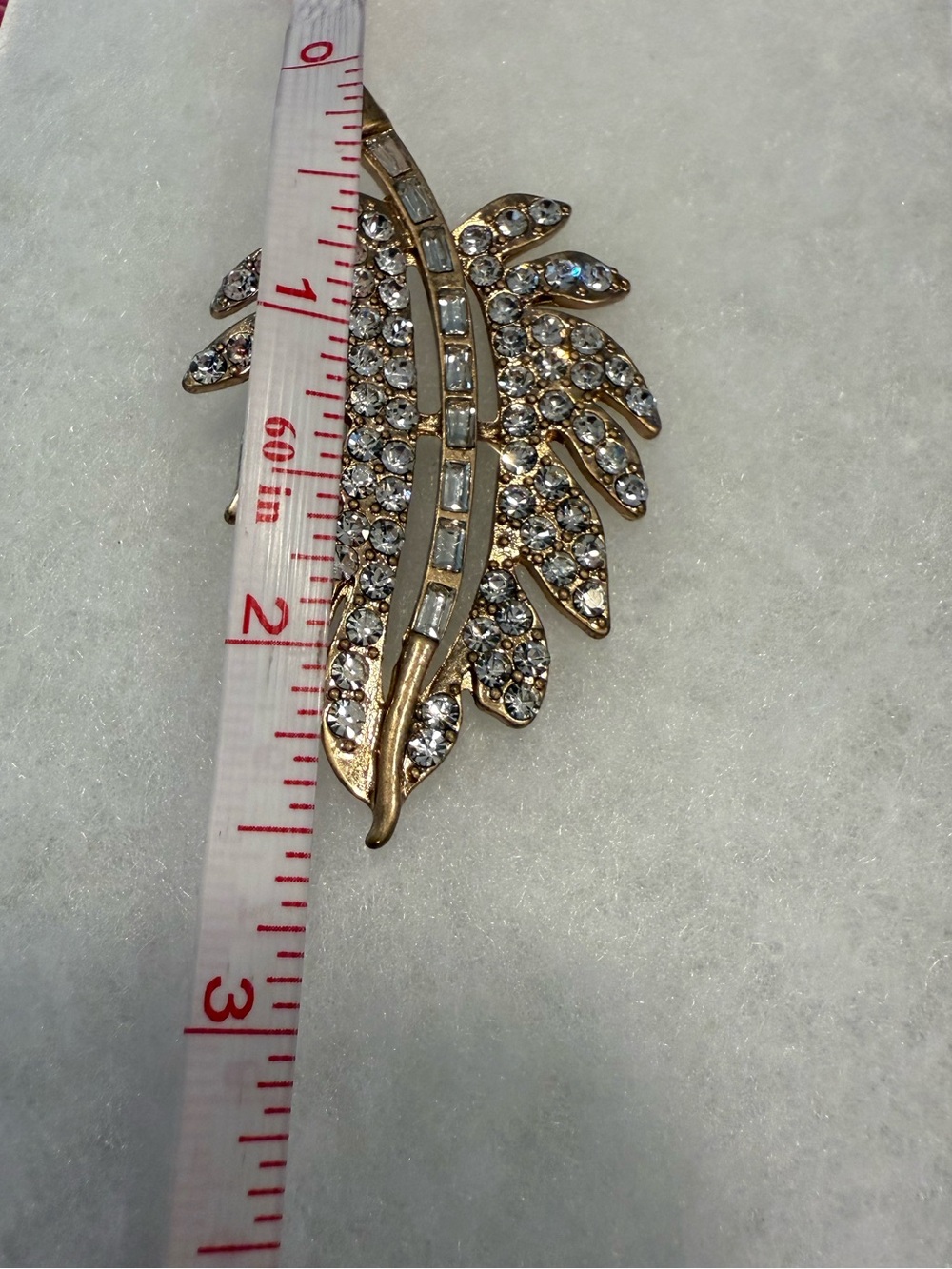 Vintage leaf gold tone brooch round and rectangular rhinestones - Picture 6 of 9